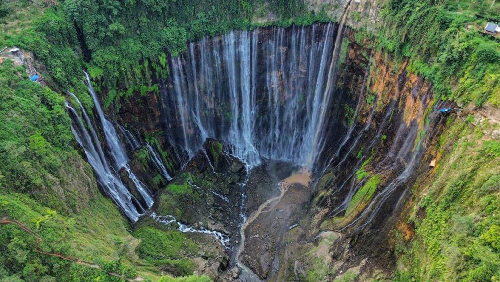 Rute hingga Harga Tiket Air Terjun Tumpak Sewu 'Niagara Falls' Indonesia